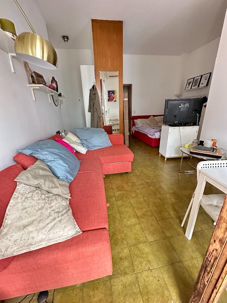 foto del prima divano e scorcio vista sul letto foto del prima divano e scorcio vista sul letto