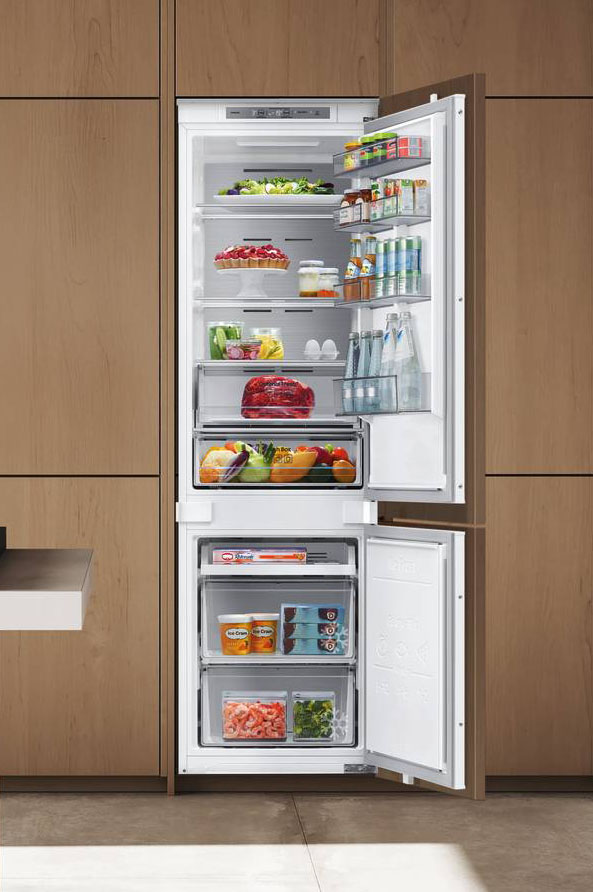 F1rst 60 AI BRB80F26ACS0 di Samsung
Tipologia: combinato a incasso
Classe di efficienza energetica: C
Consumo di energia: 148 kWh/anno
Capacità netta frigorifero: 190 litri
Capacità netta congelatore: 74 litri
Rumore emesso: 35 dB
Caratteristiche: Combina connettività, intelligenza artificiale e risparmio energetico in un design moderno e compatto. Integrato con l’app SmartThings, consente una gestione da remoto completa e l’ottimizzazione energetica con la funzione AI Energy Mode, che garantisce fino al 10% di risparmio quotidiano. Total No Frost, Twin Cooling Plus™, ha funzione Cool Select Plus che permette di convertire il freezer in frigo.
Misure: L 54 x P 55 x H 177,5 cm
Prezzo: da rivenditore.
Sito web azienda: www.samsung.com