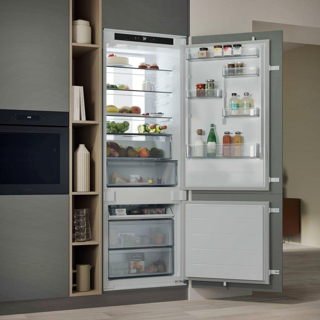 Fresco CNBQT5719DW di Candy
Tipologia: combinato a incasso
Classe di efficienza energetica: D
Consumo di energia: 207 kWh/anno
Capacità netta frigorifero: 281 litri
Capacità netta congelatore: 101 litri
Rumore emesso: 33 dB
Caratteristiche: È dotato di Panorama Light, con luce che si diffonde uniformemente in tutto l'interno, rendendo ogni ripiano completamente visibile. Total No Frost. L'app hOn rende l'utilizzo del frigorifero ancora più semplice, intuitivo ed efficiente.
Misure: L 69 x P 55 x H 193,5 cm
Prezzo: da rivenditore
Sito web azienda: www.candy.it