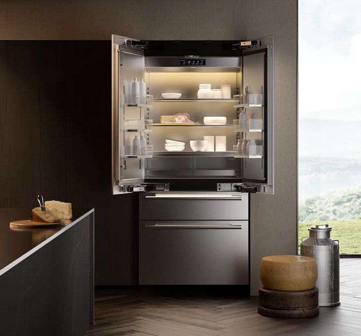 French Door 36” SKSFD3614P di Signature Kitchen Suite
Tipologia: french door a incasso
Classe di efficienza energetica: F
Consumo di energia: 411 kWh/anno
Capacità netta frigorifero: 383 litri
Capacità netta congelatore: 162 litri
Rumore emesso: 39 dB
Caratteristiche: È pannellabile con le finiture della cucina o con porte in acciaio inox acquistabili separatamente. Dotato di cassetto convertibile che può essere impostato in maniera personalizzata con cinque diverse modalità di temperatura, ha dispenser di acqua fredda, integrato nella parete interna laterale. I ripiani sono illuminati dal sistema intelligente LED True-Illumination™. Wi-Fi ready, può essere connesso alla rete di casa, per controllare anche da remoto il funzionamento, l’accensione e lo spegnimento.
Misure: L 90,8 x P 63 x H 215 cm
Prezzo: da rivenditore
Sito web azienda: www.signaturekitchensuite.it