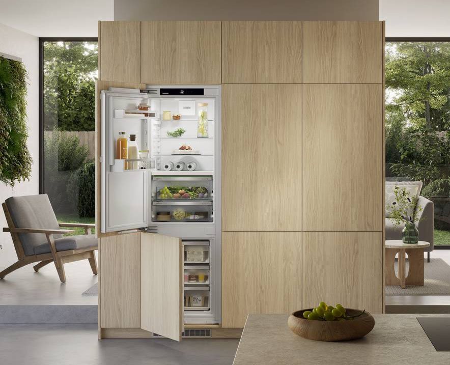 ICBa 5123 di Liebherr
Tipologia: combinato a incasso
Classe di efficienza energetica: A
Consumo di energia: 105 kWh/anno
Capacità netta frigorifero: 174 litri
Capacità netta congelatore: 81 litri
Rumore emesso: 32 dB
Caratteristiche: Ha meccanismo di chiusura SoftSystem per una chiusura automatica della porta e la tecnologia SmartFrost del congelatore è studiata per ridurre la formazione di ghiaccio e semplificare lo sbrinamento. I cassetti BioFresh combinano i perfetti livelli di umidità e le temperature ideali per conservare più a lungo, e in uno spazio più ampio, prodotti freschi come frutta, verdura, carne, pesce, e latticini. È gestibile da app.
Misure: L 57 x P 55 x H 178 cm
Prezzo: da rivenditore
Sito web azienda: https://www.liebherr.com/it-it/frigoriferi-congelatori/apparecchiature-3257349