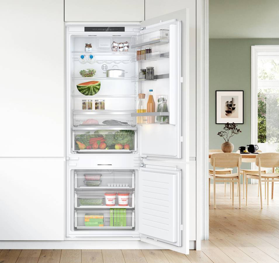 Serie 6 KBN96ADD0 di Bosch
Tipologia: combinato a incasso
Classe di efficienza energetica: D
Consumo di energia: 204 kWh/anno
Capacità netta frigorifero: 284 litri
Capacità netta congelatore: 98 litri
Rumore emesso: 33 dB
Caratteristiche: XXL, è gestibile da app per monitorarne il funzionamento e regolare la temperatura o l’illuminazione, impostare la modalità vacanze ed anche essere avvisati in caso di porta aperta. È dotato di sistema VitaFresh XXL  che offre l'ambiente di conservazione ideale per i cibi freschi perché mantiene la temperatura più bassa per carne e pesce, e ha un cassetto climatizzato per frutta e verdura.
Misure: L 71 x P 55 x H 193,5 cm
Prezzo: da rivenditore.
Sito web azienda: www.bosch-home.com/it