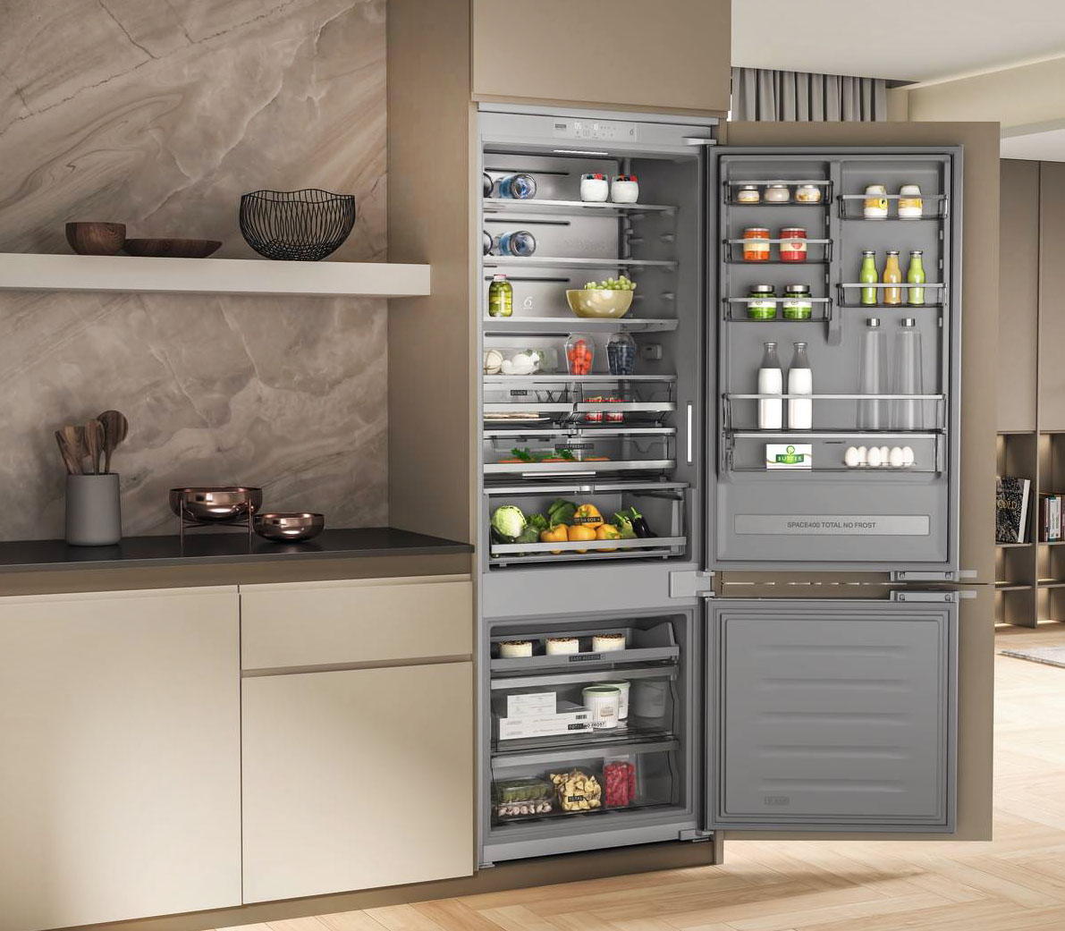 Combi Space 400 WH SP70 T262 P di Whirlpool
Tipologia: combinato a incasso
Classe di efficienza energetica: D
Consumo di energia: 328 kWh/anno
Capacità netta frigorifero: 299 litri
Capacità netta congelatore: 101 litri
Rumore emesso: 35 dB
Caratteristiche: Total No Frost, ha sensori 6° SENSO che abbassano automaticamente la temperatura quando vengono introdotti nuovi alimenti, riducendo così il consumo di energia elettrica. Il cassetto Multi Fresh Box è con 3 temperature da scegliere, per mantenere la freschezza dei cibi più delicati.
Misure: L 69 x P 55 x H 195 cm
Prezzo: da rivenditore
Sito web azienda: www.whirlpool.it