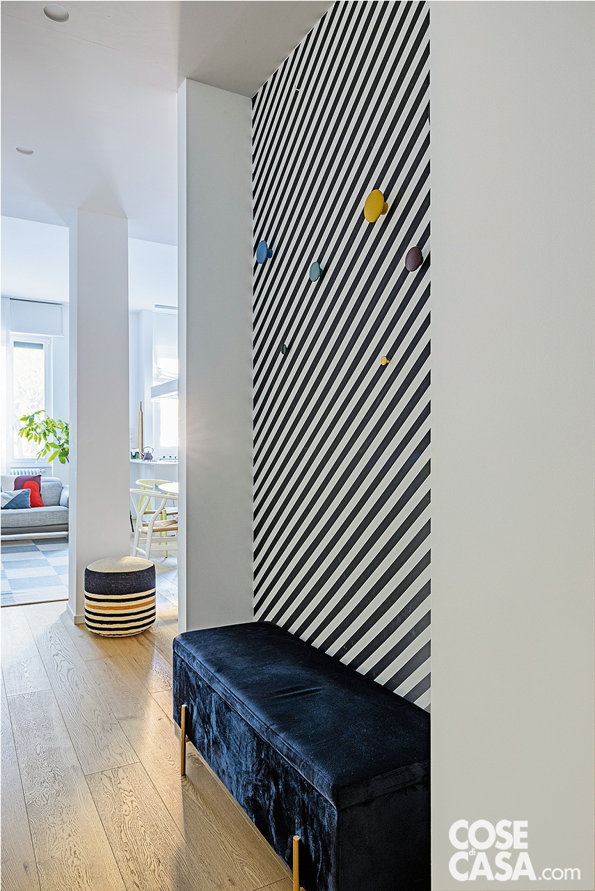 ingresso con parete optical bianca e nera