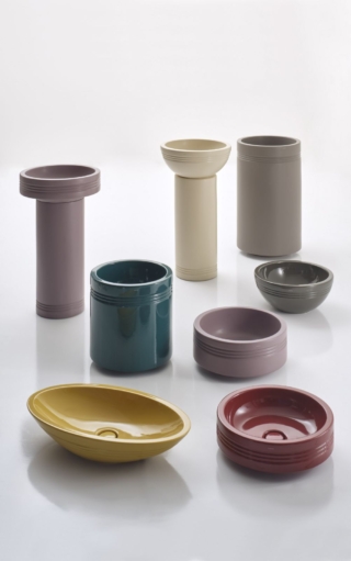 La nuova collezione di lavabi in ceramica Terre del Nord di Simas nasce dalla creatività di Massimiliano Braconi. Sei lavabi di sei forme differenti, unite da un segno comune: tre incisioni leggere, come tracce lasciate dal tempo sulla superficie. Si compone di due ciotole, una tonda di Ø 45 x H 20 cm e una ovale dalle dimensioni L 70 x P 40 x H 15 cm, un lavabo tondo di Ø 45 cm disponibile in due differenti altezze 15 e 20 cm, un lavabo tondo alto che ricorda un catino Ø 40 x H 45 cm, un lavabo tondo freestanding dal Ø 45 x H 80 cm, in versione centro stanza e a parete, e una colonna tonda, dal Ø 22 x H 65,5cm che può accogliere sia la ciotola sia i due lavabi tondi. Le superfici sono morbide e materiche. I colori terrosi, intensi, opachi esaltano la matericità della ceramica e il carattere scultoreo dei volumi. www.simas.it – Cersaie 2025, Pad. 30, Stand A78-B77 La nuova collezione di lavabi in ceramica Terre del Nord di Simas nasce dalla creatività di Massimiliano Braconi. Sei lavabi di sei forme differenti, unite da un segno comune: tre incisioni leggere, come tracce lasciate dal tempo sulla superficie. Si compone di due ciotole, una tonda di Ø 45 x H 20 cm e una ovale dalle dimensioni L 70 x P 40 x H 15 cm, un lavabo tondo di Ø 45 cm disponibile in due differenti altezze 15 e 20 cm, un lavabo tondo alto che ricorda un catino Ø 40 x H 45 cm, un lavabo tondo freestanding dal Ø 45 x H 80 cm, in versione centro stanza e a parete, e una colonna tonda, dal Ø 22 x H 65,5cm che può accogliere sia la ciotola sia i due lavabi tondi. Le superfici sono morbide e materiche. I colori terrosi, intensi, opachi esaltano la matericità della ceramica e il carattere scultoreo dei volumi. www.simas.it – Cersaie 2025, Pad. 30, Stand A78-B77