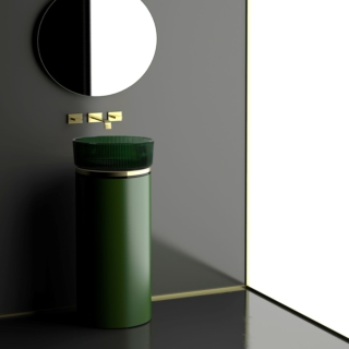 Ha forma scultorea il lavabo freestanding con mobile contenitore in un unico corpo Madison Composition di Glass Design. Il lavabo di forma circolare è in cristallo Florence Glass ATELIER®, caratterizzato da una raffinata lavorazione a scanalature verticali. È disponibile in cinque colori: Hunter Green, come in foto, Sigar Brown, Midnight Blue, Charcoal Grey e White Mat. La base cilindrica in legno riprende la stessa finitura del lavabo. Un elegante anello in metallo in finitura Gold o Silver ne evidenzia l’equilibrio formale. Il mobile contenitore con anta apribile fino a 180° è dotato di tre mensole interne. Completa la composizione uno specchio coordinato dal diametro di 60 cm. Il lavabo con base contenitore misura Ø 40 x H 92 cm. www.glassdesign.it – Cersaie 2025, Pad. 21, Stand B16 Ha forma scultorea il lavabo freestanding con mobile contenitore in un unico corpo Madison Composition di Glass Design. Il lavabo di forma circolare è in cristallo Florence Glass ATELIER®, caratterizzato da una raffinata lavorazione a scanalature verticali. È disponibile in cinque colori: Hunter Green, come in foto, Sigar Brown, Midnight Blue, Charcoal Grey e White Mat. La base cilindrica in legno riprende la stessa finitura del lavabo. Un elegante anello in metallo in finitura Gold o Silver ne evidenzia l’equilibrio formale. Il mobile contenitore con anta apribile fino a 180° è dotato di tre mensole interne. Completa la composizione uno specchio coordinato dal diametro di 60 cm. Il lavabo con base contenitore misura Ø 40 x H 92 cm. www.glassdesign.it – Cersaie 2025, Pad. 21, Stand B16