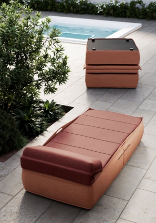 Fa parte della collezione The Wellness Collection di Claudio Papa per Disenia il lettino prendisole Solaris salvaspazio. Realizzato in tessuto tecnico colorato nella variante colore Lino/Canapa, ha cuscino e comodo pianetto d’appoggio estraibile. Dotato di maniglie integrate, è facilmente spostabile e richiudibile per agevolarne il trasporto e la conservazione. Misura L 195 x P 85 x H 35 cm. Prezzo a partire da 2.152 euro. www.disenia.it – Cersaie 2025, Pad. 21, Stand A21-B20 Fa parte della collezione The Wellness Collection di Claudio Papa per Disenia il lettino prendisole Solaris salvaspazio. Realizzato in tessuto tecnico colorato nella variante colore Lino/Canapa, ha cuscino e comodo pianetto d’appoggio estraibile. Dotato di maniglie integrate, è facilmente spostabile e richiudibile per agevolarne il trasporto e la conservazione. Misura L 195 x P 85 x H 35 cm. Prezzo a partire da 2.152 euro. www.disenia.it – Cersaie 2025, Pad. 21, Stand A21-B20