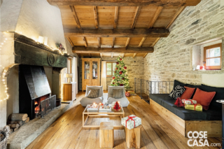 living con divano nero e poltrone bianche davanti al camino living con divano nero e poltrone bianche davanti al camino