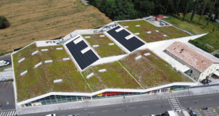 La vasta gamma di membrane impermeabili per coperture di Derbigum, ecologiche e a ridotto impatto ambientale, include prodotti specifici per la posa degli impianti fotovoltaici e per la realizzazione di tetti giardino. www.derbigum.it La vasta gamma di membrane impermeabili per coperture di Derbigum, ecologiche e a ridotto impatto ambientale, include prodotti specifici per la posa degli impianti fotovoltaici e per la realizzazione di tetti giardino. www.derbigum.it