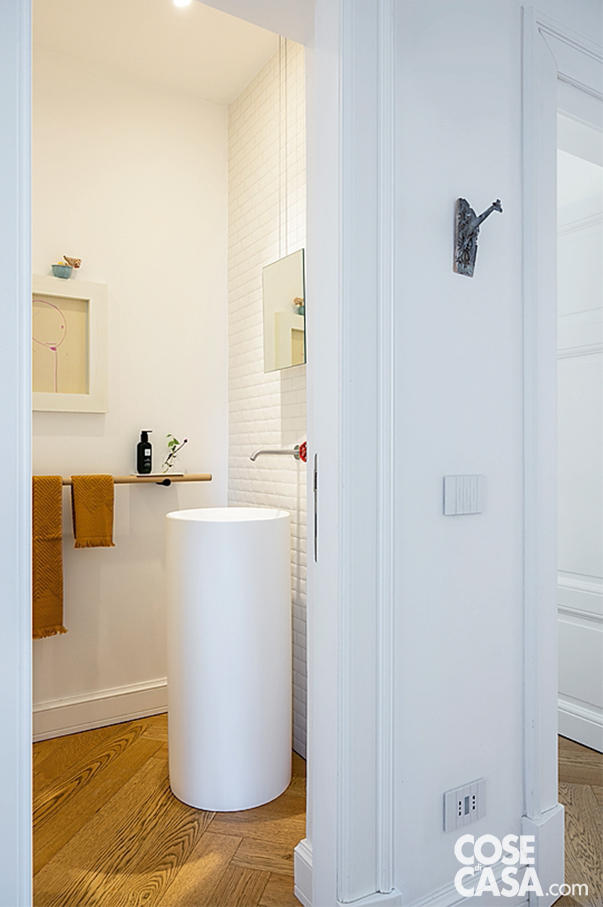 mini ambiente di servizio con lavabo freestanding