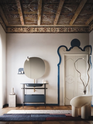 È ispirata alla forma della mandorla, da cui trae il nome, la collezione Almond di Arbi Arredobagno, qui nella composizione #06 con linee morbide, stondate e sinuose. Il mobile monoblocco largo 98,7 cm con struttura in alluminio si abbina alla vasca ovale coordinata, alla base con cassetto larga 77,3 cm in Laccato Blu Lapponia opaco e alla consolle Almond in Tekno Colore Blu Lapponia. La specchiera funge anche da contenitore per custodire gli accessori necessari per la toletta quotidiana. Completano la composizione la mensola arrotondata e il faretto Ellipse maxi. La composizione misura L 106 x P 50 cm. www.arbiarredobagno.it – Cersaie 2025, Pad. 22, Stand A80-B59 È ispirata alla forma della mandorla, da cui trae il nome, la collezione Almond di Arbi Arredobagno, qui nella composizione #06 con linee morbide, stondate e sinuose. Il mobile monoblocco largo 98,7 cm con struttura in alluminio si abbina alla vasca ovale coordinata, alla base con cassetto larga 77,3 cm in Laccato Blu Lapponia opaco e alla consolle Almond in Tekno Colore Blu Lapponia. La specchiera funge anche da contenitore per custodire gli accessori necessari per la toletta quotidiana. Completano la composizione la mensola arrotondata e il faretto Ellipse maxi. La composizione misura L 106 x P 50 cm. www.arbiarredobagno.it – Cersaie 2025, Pad. 22, Stand A80-B59