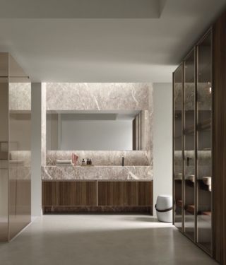 La collezione di mobili lavabo Shape di Arcom si rinnova nell’aspetto con nuove finiture. Tra queste la finitura Velvet che richiama le coste del velluto, sottoforma di legno di Noce o di un’ampia gamma di colori laccati. Oltre ai legni lavorati, le ante si propongono con nuove finiture in grès e vetro. In foto modello con scocca con frontale greca Noce e telaio Metal Bronzo Antico. La composizione misura L 210 x P 50,5 cm. www.arcombagno.com – Cersaie 2025, Pad.22, Stand B41 La collezione di mobili lavabo Shape di Arcom si rinnova nell’aspetto con nuove finiture. Tra queste la finitura Velvet che richiama le coste del velluto, sottoforma di legno di Noce o di un’ampia gamma di colori laccati. Oltre ai legni lavorati, le ante si propongono con nuove finiture in grès e vetro. In foto modello con scocca con frontale greca Noce e telaio Metal Bronzo Antico. La composizione misura L 210 x P 50,5 cm. www.arcombagno.com – Cersaie 2025, Pad.22, Stand B41