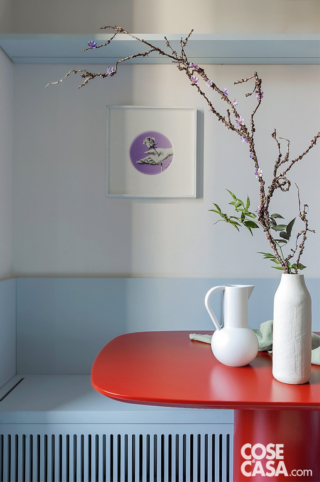 Panca azzurra con schienale in legno e tavolo rosso