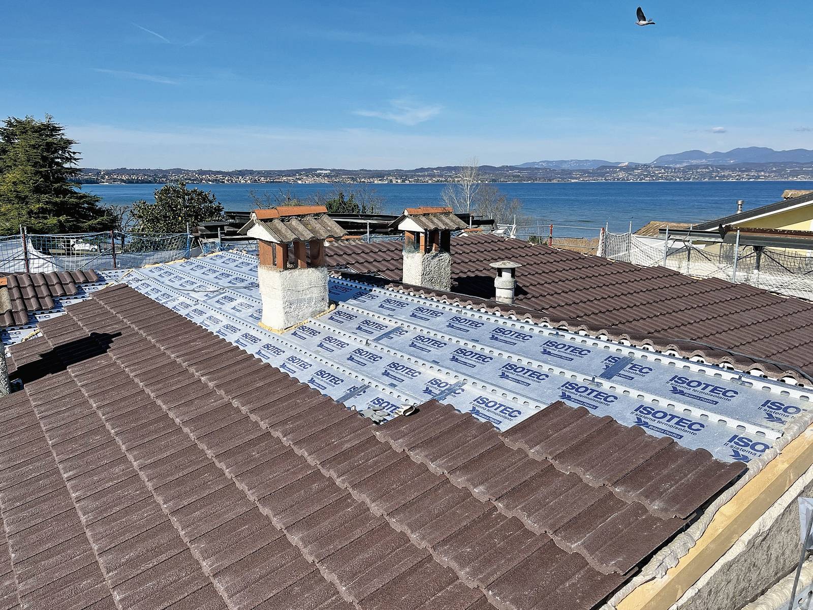 Il pannello termoisolante Isotec di Brianza Plastica ha un'anima di poliuretano espanso, protetta su entrambi i lati da una lamina di alluminio goffrato impermeabilizzante. Un correntino metallico integrato fa da supporto del manto e nel contempo crea una camera d’aria sottotegola. www.brianzaplastica.it Il pannello termoisolante Isotec di Brianza Plastica ha un'anima di poliuretano espanso, protetta su entrambi i lati da una lamina di alluminio goffrato impermeabilizzante. Un correntino metallico integrato fa da supporto del manto e nel contempo crea una camera d’aria sottotegola. www.brianzaplastica.it