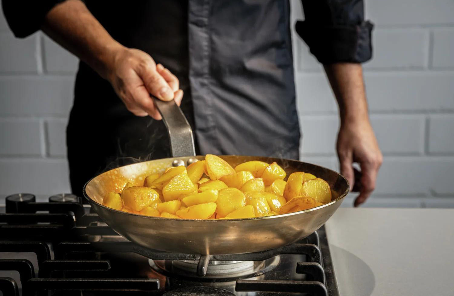 La padella in ferro Aronus di Vega si distingue in quanto utilizza ferro e acciaio. Il ferro rappresenta una tradizione nel campo delle padelle. Un esempio classico di padella francese, la padella lionese, era completamente realizzata in ferro, tuttavia, il ferro ha il difetto di arrugginirsi, motivo per cui l'acciaio ha ottenuto maggior successo. Questa padella rappresenta l'evoluzione, grazie a una sapiente combinazione di materiali, ma il vero vantaggio è dato dal fatto che questa padella possiede proprietà antiaderenti completamente naturali: non ha alcun bisogno di rivestimento antiaderente, potenzialmente dannoso per la salute, basta, infatti, "brunire" la padella al primo utilizzo per ottenere un perfetto effetto antiaderente. Maggiore sarà poi l'utilizzo della padella nel corso degli anni e più affidabili diventeranno le sue proprietà antiaderenti. Prezzi 35,38 euro per il modello da 24 cm di diametro, 54 euro per il modello da 28 cm, 63,44 per il modello da 30 cm. In vendita su Lusini. https://www.lusini.com