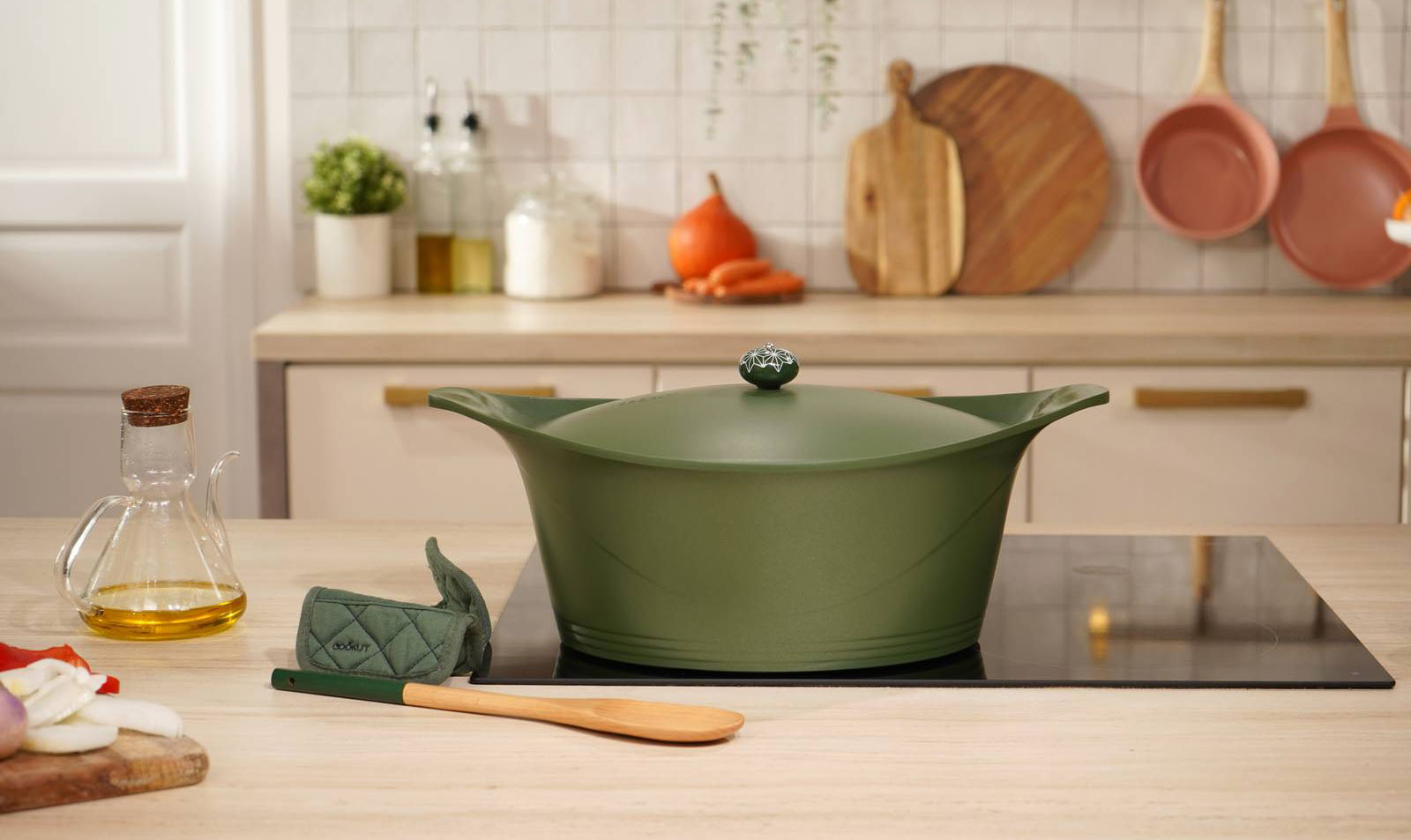 La casseruola L’Incredibile Cocotte di Cookut si può personalizzare con vari tipi di pomelli per il coperchio e tantissimi altri accessori da scegliere. Disponibile in otto tonalità, ha un diametro di 24 cm ed è prodotta con materiali naturali innocui e sicuri per la salute. L’anima è in alluminio, il fondo spesso è in acciaio inossidabile per una cottura omogenea, il rivestimento antiaderente non contiene nessun prodotto organico derivato dal petrolio. Ø 24 cm, da 2 a 8 persone è capiente 4,5 litri. Prezzo 129,90 euro. www.cookut.com/it