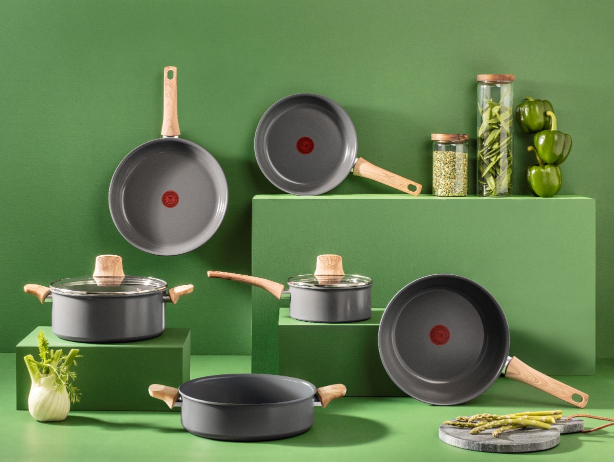 Ingenio Vivissima di Lagostina contribuisce a ridurre l'impatto ambientale grazie al corpo in alluminio riciclato al 100%. Il manico removibile brevettato è unico per tutte le pentole, con sistema di aggancio sicuro e stabile, e il rivestimento antiaderente in ceramica, è ideale per una cucina salutare, senza olio né grassi. Set di 3 pezzi, prezzo 89 euro. Ultima novità della linea, poi, sono i nuovi coloratissimi manici. www.lagostina.it