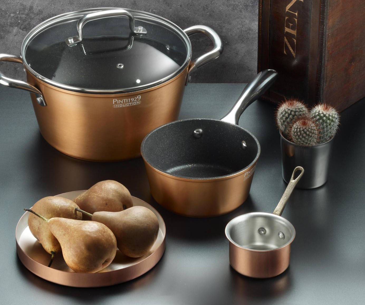 Pentole e padelle della Collezione Materic di Pinti sono in alluminio forgiato con interno antiaderente a 3 strati, senza PFOA, e finitura ruvida per un’antiaderenza eccezionale. I manici delle padelle sono di tipo air flow in acciaio inox, leggero, ergonomico ed anti scottatura. La casseruola ad 1 manico Ø cm 16, prezzo 38,80 euro. www.pinti.it