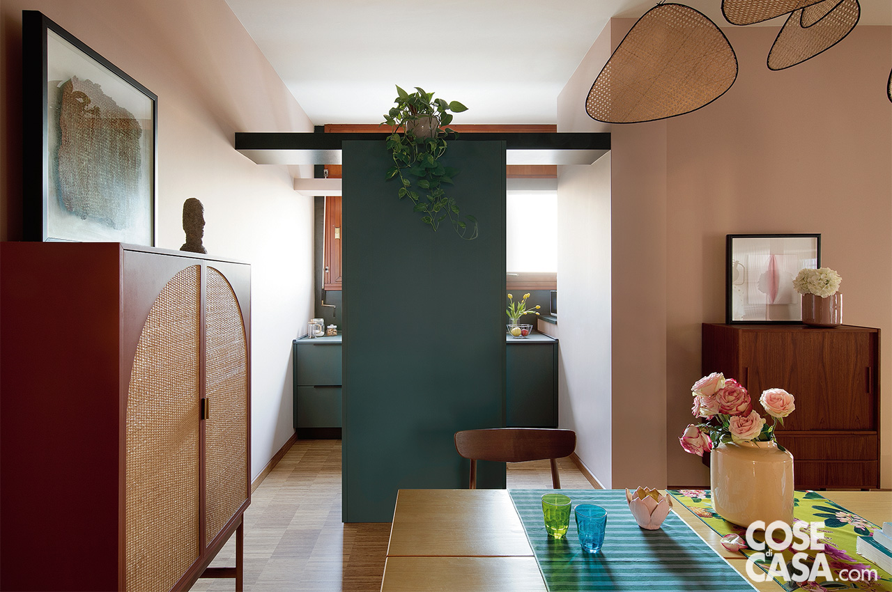 piccola cucina dietro porta scorrevole