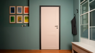 Porta blindata D180 bianca con profilo a contrasto Porta blindata D180 bianca con profilo a contrasto