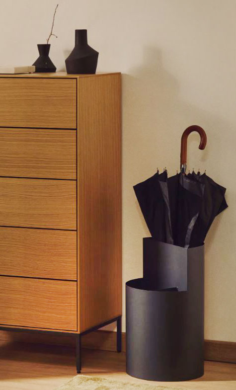 Total black per Atin di Kave Home il portaombrelli in acciaio inox verniciato a polvere grafite che si articola in due contenitori. Il vassoio removibile presente sul fondo agevola le operazioni di pulizia. Misura Ø 20 x H 50 cm. Prezzo 76,50 euro. https://kavehome.com