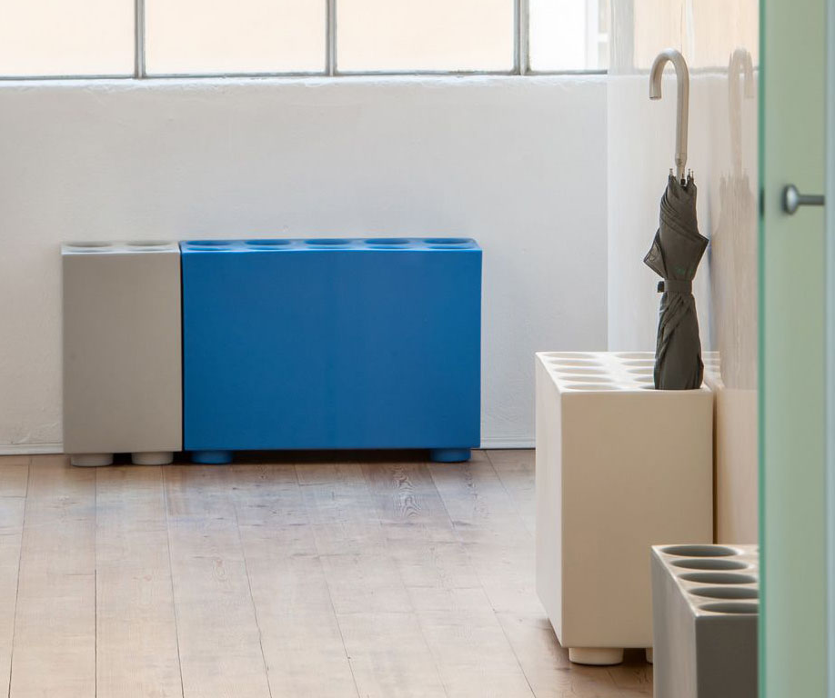 Sono veri e propri complementi di arredo i portaombrelli Brik di Pedrali in vendita su Sediarreda: sono realizzati in polietilene stampato rotazionale con finitura opaca antigraffio. Il modello più piccolo ha quattro fori in cui infilare gli ombrelli, quello più grande dieci. Misurano L 25 x P 25 x H 45 cm e L 62,5 x P 25 x H 45 cm. Prezzo da 174,50 euro. https://www.sediarreda.com