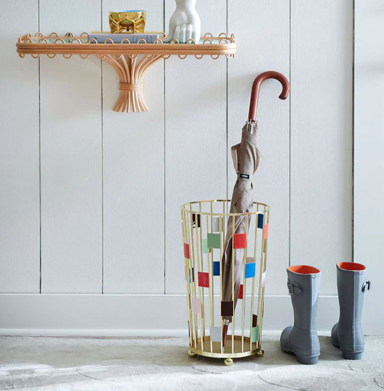 Ha l'aspetto di un cesto in ottone lucido impreziosito da quadrati dipinti a mano con smalto, denso e lucido, il portaombrelli Miami di De Vita. La base rotonda poggia su piedini a sfera. Misura Ø 27,3 x H 46,4 cm. Prezzo 375 euro. https://devita.maison