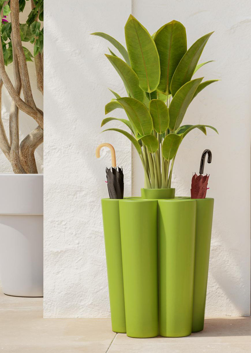 Ha un aspetto scultoreo il portaombrelli Moreja di Deghi che è realizzato in polietilene verde acido che lo rende resistente alle intemperie e facile da pulire. É dotato di un portavaso integrato ed estraibile in cui posizionare piante o fiori e di un sistema di scolo dell' acqua. Misura Ø 49,5 x H 65 cm. Prezzo 85 euro. https://www.deghi.it