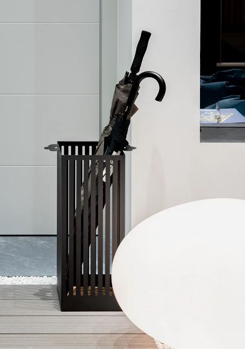 É completamente realizzato in resistente ferro Old di Arti&Mestieri ed è completamente riciclabile.  Inoltre, può contenere più ombrelli contemporaneamente e può essere spostato agevolmente grazie alle maniglie laterali create attraverso l'unione di tre cerchi. Misura L 34 x P 21 x H 55 cm. Prezzo 112 euro. https://artiemestieri.it