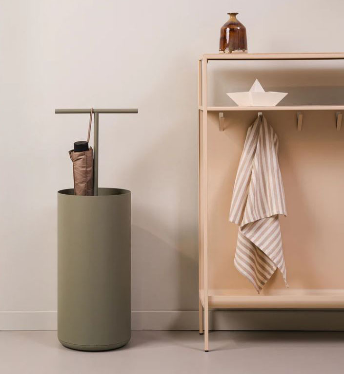 Dodici varianti di colore per il portaombrelli Plu di Hiro che è composto da un cestello in acciaio e da una maniglia che permette di spostarlo e di agganciare gli ombrelli pieghevoli. È realizzato in metallo Verde Fossile con una superficie goffrata e impermeabile. Misura Ø 25 x H 71 cm. Prezzo 109 euro. https://hiro.design