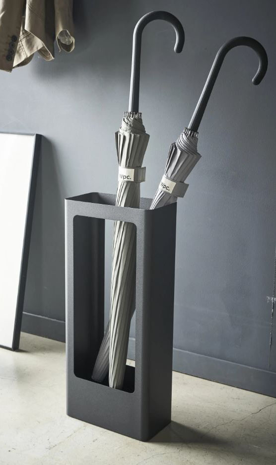 Un design raffinato per il portaombrelli Tower di Yamazaki in vendita su Westwing in acciaio rivestito nella colorazione Nero grafico. Il tappetino in silicone presente nel vano interno impedisce agli ombrelli di scivolare. Misura L 22 x P 12 x H 50 cm. Prezzo 69,99 euro. https://www.westwing.it