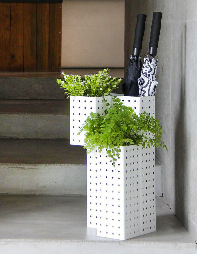 Può essere usato non solo come portaombrelli, ma anche come porta piante Tris di Creativando. La struttura in lamiera di metallo, sezionata al laser con azoto e verniciata bianco, è composta da tre contenitori di tre altezze diverse che ricordano i grattacieli di New York. Misura L 22 x P 22 x H 54 cm. Prezzo 134 euro. https://creativando.it