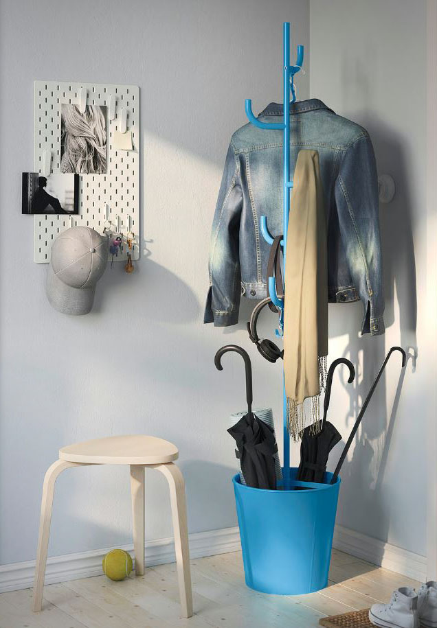 Arreda l'angolo nell'ingresso l'appendiabiti con portaombrelli ÄLGANÄS di Ikea Italia in acciaio con rivestimento a polvere azzurro che lo trasforma nel protagonista. Il contenitore alla base è suddiviso in tre scomparti e può accogliere non solo gli ombrelli, ma anche i tappetini per lo yoga e tanto altro. Misura Ø 33 x H 73 cm. Prezzo 24,95 euro. https://www.ikea.com