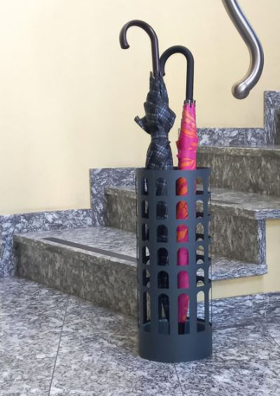 Il portaombrelli tondo Ottawa (Ref. 97041659) in vendita da Leroy Merlin può essere collocato davanti alla porta o ai piedi della scala. È prodotto in metallo di colore antracite con uno stile moderno; è dotato di una vaschetta estraibile in plastica raccogligocce. Misura Ø 19,5 x H 49 cm. Prezzo 29,99 euro. https://www.leroymerlin.it