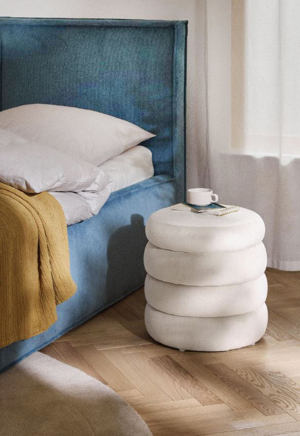 In camera al posto del comodino É completamente rivestito in morbido velluto bianco latte il pouf Alto di Westwing Collection che è dotato di un comodo contenitore sotto la seduta. La struttura in legno di pino massiccio certificato FSC® è imbottita in schiuma ed è sfoderabile. Misura Ø 44 x H 48 cm. Prezzo 159 euro. https://www.westwing.it