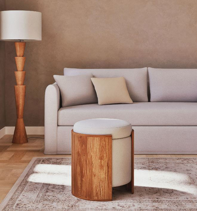 In soggiorno É caratterizzato dalla presenza di una struttura semicircolare in legno di acacia il pouf  Chandra di Maisons du Monde che è rivestito in morbido tessuto bouclé bianco. Il pratico contenitore interno permette di usarlo non solo come seduta aggiuntiva, ma anche come portaoggetti. Misura L 45 x P 42 x H 51 cm. Prezzo 139 euro. https://www.maisonsdumonde.com