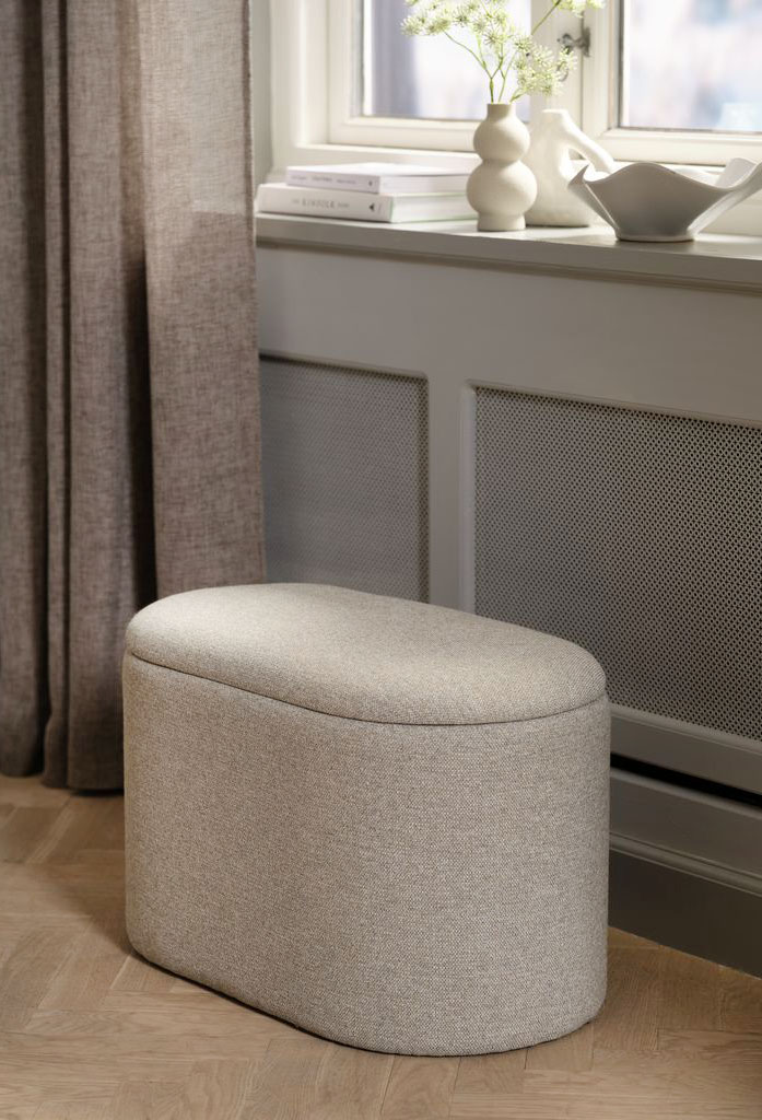 Sotto la finestra É rivestito in tessuto color sabbia il pouf contenitore Gislev di Jysk che può essere sistemato in un angolo del living, magari sotto una finestra per ottimizzare lo spazio. Misura L 65 x P 36 x H 40 cm. Prezzo 42,50 euro.  https://jysk.it