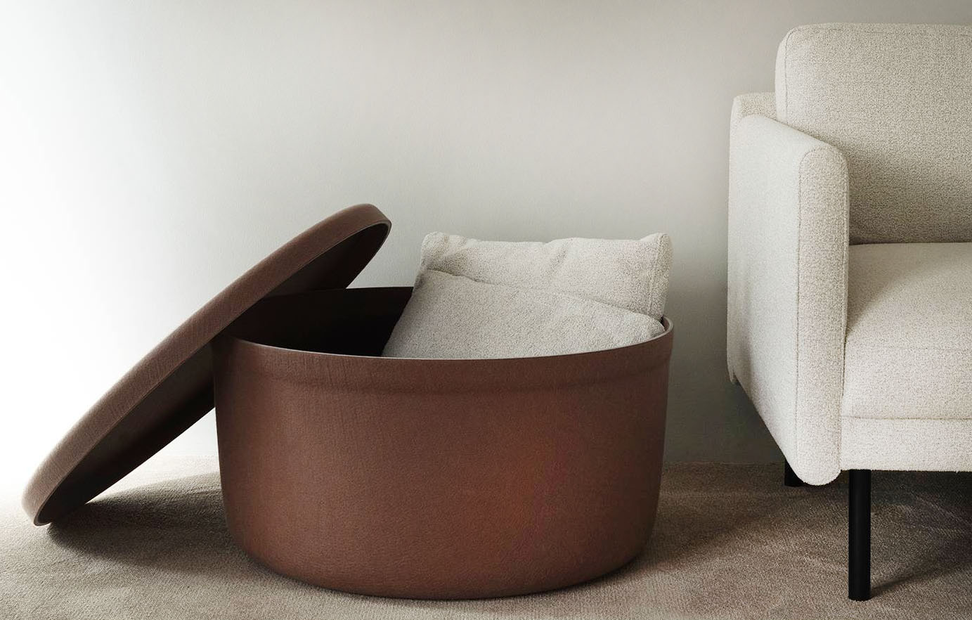 Nel living contemporaneo Il grande pouf contenitore Hide di Normann Copenhagen è realizzato in feltro PET, un tessuto è ricavato da bottiglie di plastica riciclate. Il coperchio, facilmente rimovibile, svela un ampio spazio per riporre  cuscini, giocattoli, coperte o qualsiasi altro oggetto si desideri tenere a portata di mano nel living. Misura Ø 72 x H 39 cm. Prezzo 260 euro.  https://www.normann-copenhagen.com