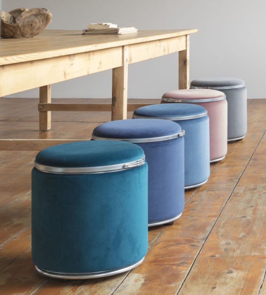 Intorno al tavolo in legno Sostituiscono le tradizionali sedute i pouf contenitore Othello di YoumeAnd in vendita su Sediarreda. Sono ecosostenibili grazie alla struttura in cartone e acciaio riciclato, rivestita in morbido velluto disponibile in nove varianti di colore. Misurano Ø 38 x H 40 cm. Prezzo 195 euro cad.  'https://www.sediarreda.com