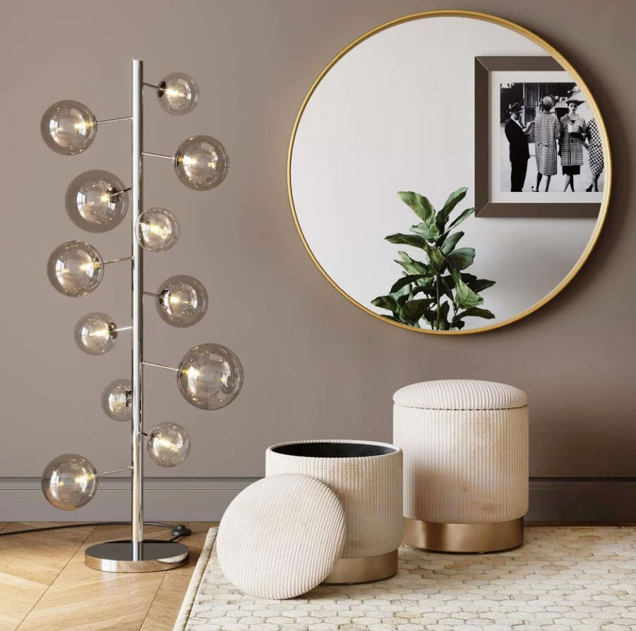 In coppia Plush di KARE è il set di sgabelli contenitore rivestiti in velluto a coste color avorio e impreziositi da una base rotonda in acciaio inossidabile con rivestimento in ottone. Possono essere inseriti in qualsiasi ambiente per tenere tutto in ordine. Misurano Ø 38 x H 42 cm e Ø 30 x H 32 cm. Prezzo 205 euro (per il set da 2 pezzi). https://www.kare-italia.it