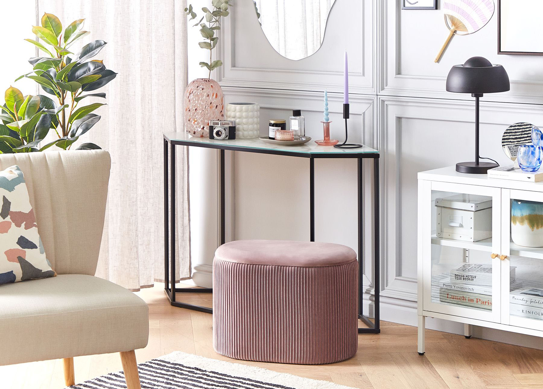 Nel living davanti al tavolo consolle Velluto rosa per il pouf Richland di Beliani che si trasforma nel protagonista della zona giorno anche grazie alla raffinata lavorazione capitonné verticale sui lati. Una volta sollevato il coperchio, sagomato e imbottito, si accede all'ampio vano portaoggetti. Misura L 55 x P 35 x H 41 cm. Prezzo 89,99 euro. https://www.beliani.it