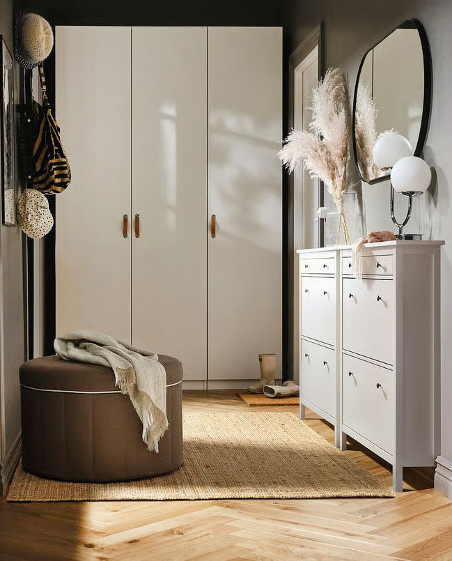 In corridoio come seduta davanti alle scarpiere Il pouf contenitore SIDSJÖ di Ikea Italia, con il rivestimento in tessuto decorato da grandi pieghe sui lati, arreda l'ingresso; il vano interno è dotato di spaziose tasche per riporre tutto in perfetto ordine. Il coperchio si apre con facilità e resta sollevato grazie alla molla a gas. Misura Ø 70 x H 46 cm. Prezzo 179 euro. https://www.ikea.com