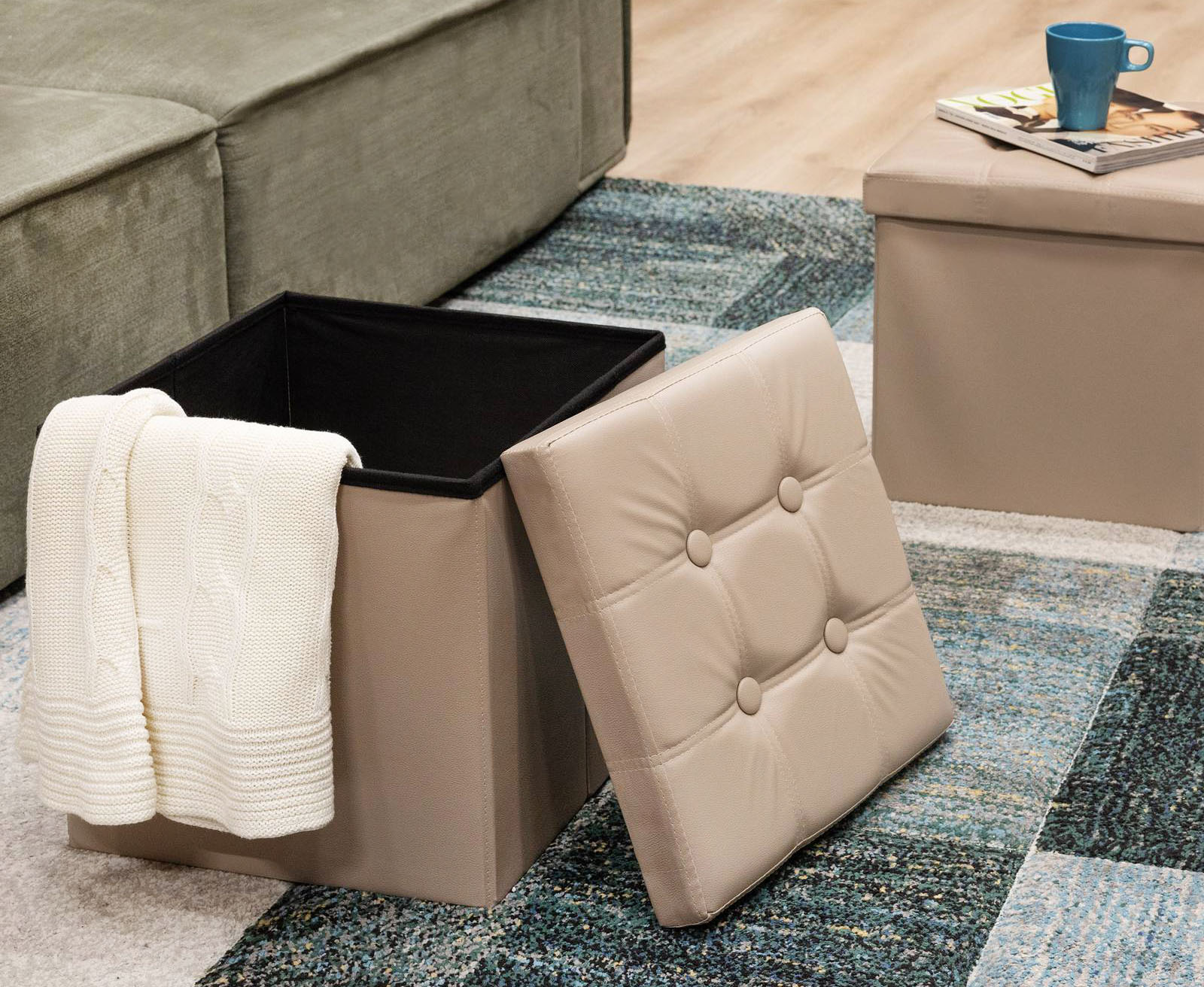 Coordinati La coppia di pouf contenitore di Home Reflections in vendita su QVC sono rivestiti in simil pelle nella raffinata colorazione Tortora. Il resistente coperchio/seduta è impreziosito da una lavorazione capitonné. Inoltre, sono pieghevoli per riporli agevolmente quando non servono. Misurano L 38 x P 38 x H 38 cm. Prezzo 49,90 euro (per il set da 2 pezzi). https://www.qvc.it