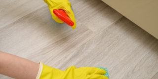 pulire olio dal pavimento
