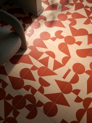 Un alfabeto su piastrelle disegnato ispirandosi ai codici visivi della scuola tedesca Bauhaus, ma pennellato a mano: è oggi più attuale che mai la collezione Alfabètile di Ma.Vi. Ceramica disegnata da Daniele Della Porta e Clara Nardiello per celebrare i 100 anni del Bauhaus, che ricorrevano nel 2019. Alfabètile (Alfabeto + Tile) offre una duplice possibilità di utilizzo. Le lettere consentono di creare PAROLE, mixando le lettere invece è possibile creare delle geometrie, dunque PATTERN. Si tratta di innumerevoli pattern se si considerano le 26 (+2) lettere di cui questo alfabeto si compone. La collezione è proposta in 10 colori. Il formato della piastrella è 20 x 20 cm. www.maviceramica.it – Cersaie 2025, Pad. 36, Stand A41 Un alfabeto su piastrelle disegnato ispirandosi ai codici visivi della scuola tedesca Bauhaus, ma pennellato a mano: è oggi più attuale che mai la collezione Alfabètile di Ma.Vi. Ceramica disegnata da Daniele Della Porta e Clara Nardiello per celebrare i 100 anni del Bauhaus, che ricorrevano nel 2019. Alfabètile (Alfabeto + Tile) offre una duplice possibilità di utilizzo. Le lettere consentono di creare PAROLE, mixando le lettere invece è possibile creare delle geometrie, dunque PATTERN. Si tratta di innumerevoli pattern se si considerano le 26 (+2) lettere di cui questo alfabeto si compone. La collezione è proposta in 10 colori. Il formato della piastrella è 20 x 20 cm. www.maviceramica.it – Cersaie 2025, Pad. 36, Stand A41