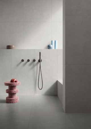 La serie Cementart di VitrA Tiles è una collezione che riflette la semplicità del calcestruzzo e dona un tocco moderno all’ambiente. È disponibile in quattro opzioni cromatiche: un colore caldo, Cream, e tre colori freddi, White, Dark Grey e Silver Grey. Elemento distintivo della collezione sono i disegni testurizzati e dal carattere dominante. È disponibile nei formati 60 x 120 cm, 60 x 60 cm e 80 x 80 cm. www.vitraglobal.com – Cersaie 2025, Pad. 36, Stand A24-B27 La serie Cementart di VitrA Tiles è una collezione che riflette la semplicità del calcestruzzo e dona un tocco moderno all’ambiente. È disponibile in quattro opzioni cromatiche: un colore caldo, Cream, e tre colori freddi, White, Dark Grey e Silver Grey. Elemento distintivo della collezione sono i disegni testurizzati e dal carattere dominante. È disponibile nei formati 60 x 120 cm, 60 x 60 cm e 80 x 80 cm. www.vitraglobal.com – Cersaie 2025, Pad. 36, Stand A24-B27