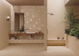 L’ambiente bagno in foto è realizzato con la serie CottoMilano di Ceramiche Keope, una collezione che reinterpreta la tradizione artigiana del cotto lombardo in chiave contemporanea. Il cotto non è così più percepito soprattutto per ambienti rustici, ma diviene una soluzione di grande impatto scenico. Le superfici risultano vellutate al tatto, matt e poco riflettenti. La finitura impiegata in foto è Creta, tonalità calda e materica, in svariati formati: 120 x 120 cm a pavimento, 60 x 120 cm sulla parete di destra, brick 6 x 24 cm per il muretto. In evidenza, sulla parete lavabo, il decoro Archetipo, proposto sempre nella variante Creta, nella misura 20 x 20 cm. www.keope.com – Cersaie 2025, Pad. 26, Stand A212-B213 L’ambiente bagno in foto è realizzato con la serie CottoMilano di Ceramiche Keope, una collezione che reinterpreta la tradizione artigiana del cotto lombardo in chiave contemporanea. Il cotto non è così più percepito soprattutto per ambienti rustici, ma diviene una soluzione di grande impatto scenico. Le superfici risultano vellutate al tatto, matt e poco riflettenti. La finitura impiegata in foto è Creta, tonalità calda e materica, in svariati formati: 120 x 120 cm a pavimento, 60 x 120 cm sulla parete di destra, brick 6 x 24 cm per il muretto. In evidenza, sulla parete lavabo, il decoro Archetipo, proposto sempre nella variante Creta, nella misura 20 x 20 cm. www.keope.com – Cersaie 2025, Pad. 26, Stand A212-B213