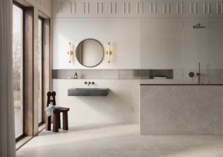 La collezione Lithos di Casalgrande Padana in gres porcellanato ripropone le caratteristiche estetiche e materiche della pietra naturale di Portland, caratterizzata da morbide tonalità cromatiche naturali e da una trama fine e compatta. Le sei varianti cromatiche – Lithos Beige, Bianco, Grigio, Nero, Taupe e Tortora – sono proposte in svariati spessori e formati. Completano la gamma i decori a mosaico su rete nel formato 30 x 30 cm con tessere di 5 x 5 cm e 5 x 15 cm, un decoro cannettato in formato 60 x 120 cm e il mosaico curved in formato 30 x 30 cm. www.casalgrandepadana.it – Cersaie 2025, Pad. 29, Stand A46-C45 La collezione Lithos di Casalgrande Padana in gres porcellanato ripropone le caratteristiche estetiche e materiche della pietra naturale di Portland, caratterizzata da morbide tonalità cromatiche naturali e da una trama fine e compatta. Le sei varianti cromatiche – Lithos Beige, Bianco, Grigio, Nero, Taupe e Tortora – sono proposte in svariati spessori e formati. Completano la gamma i decori a mosaico su rete nel formato 30 x 30 cm con tessere di 5 x 5 cm e 5 x 15 cm, un decoro cannettato in formato 60 x 120 cm e il mosaico curved in formato 30 x 30 cm. www.casalgrandepadana.it – Cersaie 2025, Pad. 29, Stand A46-C45