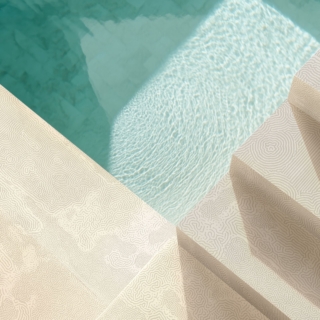 Si ispira al mimetismo in natura il nuovo rivestimento Mimesis di Abitzai che fa parte della collezione Origini disegnata da Celestino Sanna. Le sue linee grafiche si riferiscono alle strutture reticolari create da piccoli organismi marini, come coralli, alghe e spugne calcaree. Ogni piastrella diventa un modello matematico pensato per creare composizioni uniche e personalizzate. Si presenta nel formato 60 x 120 cm e in 7 nuance differenti: Perla (come nella foto), Cannella, Celadon, Cenere, Fossile, Rena e Cotto. Il marchio Abitzai si caratterizza per la sua anima mediterranea e non è un caso che il nome significhi nell’antico dialetto sardo "mantenere acceso, vivificare, seminare". www.ceramicamediterranea.it – Cersaie 2025, Pad. 25, Stand B135 Si ispira al mimetismo in natura il nuovo rivestimento Mimesis di Abitzai che fa parte della collezione Origini disegnata da Celestino Sanna. Le sue linee grafiche si riferiscono alle strutture reticolari create da piccoli organismi marini, come coralli, alghe e spugne calcaree. Ogni piastrella diventa un modello matematico pensato per creare composizioni uniche e personalizzate. Si presenta nel formato 60 x 120 cm e in 7 nuance differenti: Perla (come nella foto), Cannella, Celadon, Cenere, Fossile, Rena e Cotto. Il marchio Abitzai si caratterizza per la sua anima mediterranea e non è un caso che il nome significhi nell’antico dialetto sardo "mantenere acceso, vivificare, seminare". www.ceramicamediterranea.it – Cersaie 2025, Pad. 25, Stand B135