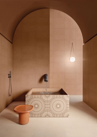 Nesting Room di ABK Group con il design del team di Moooi presenta la ceramica come strumento espressivo in grado di re-interpretare la bellezza rigenerante della natura. I motivi sono ispirati alle forme organiche degli uccelli. In particolare ad alcuni elementi “iconici” come le uova, il piumaggio di specie estinte e gli occhi dei rapaci, invitano alla riflessione. www.abk.it – Cersaie 2025, Pad. 29, Stand C60-D59 Nesting Room di ABK Group con il design del team di Moooi presenta la ceramica come strumento espressivo in grado di re-interpretare la bellezza rigenerante della natura. I motivi sono ispirati alle forme organiche degli uccelli. In particolare ad alcuni elementi “iconici” come le uova, il piumaggio di specie estinte e gli occhi dei rapaci, invitano alla riflessione. www.abk.it – Cersaie 2025, Pad. 29, Stand C60-D59